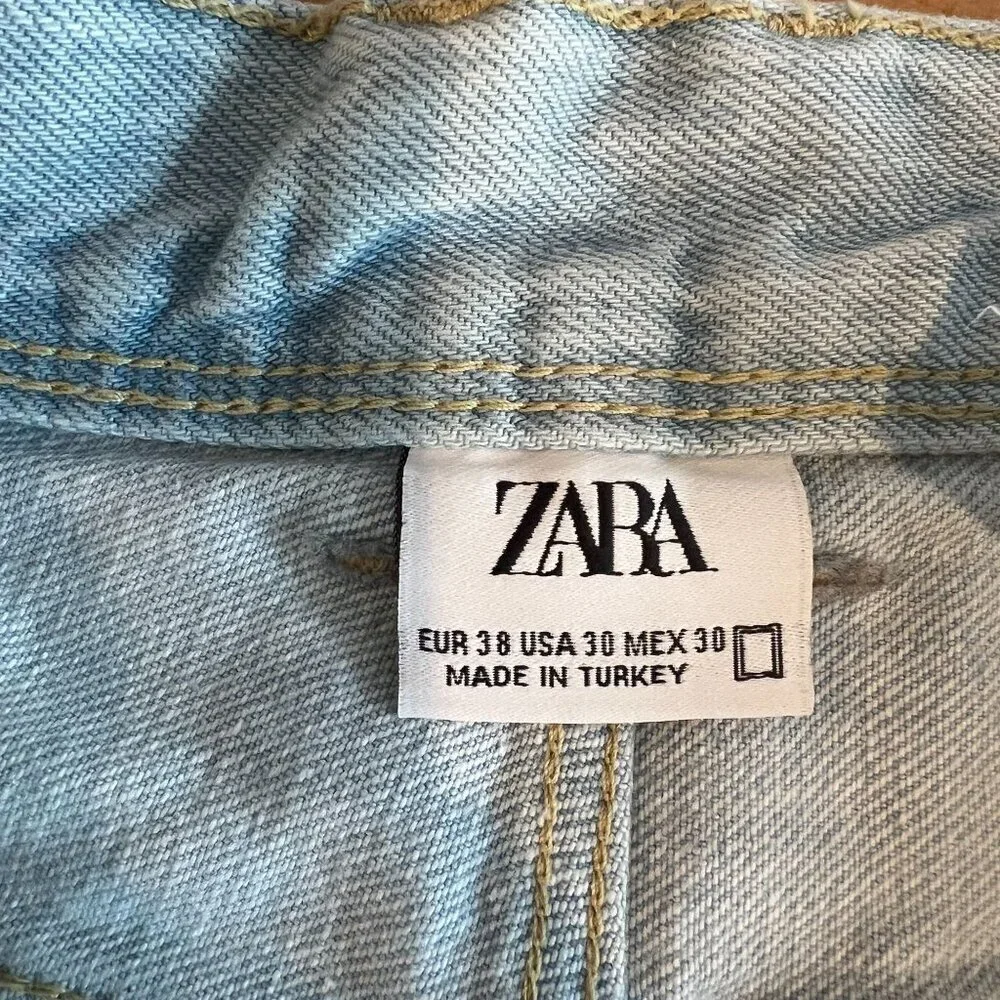 Zara Womens Mid Thigh Baggy Denim Short Sz 30US Light Wash Fray Hem